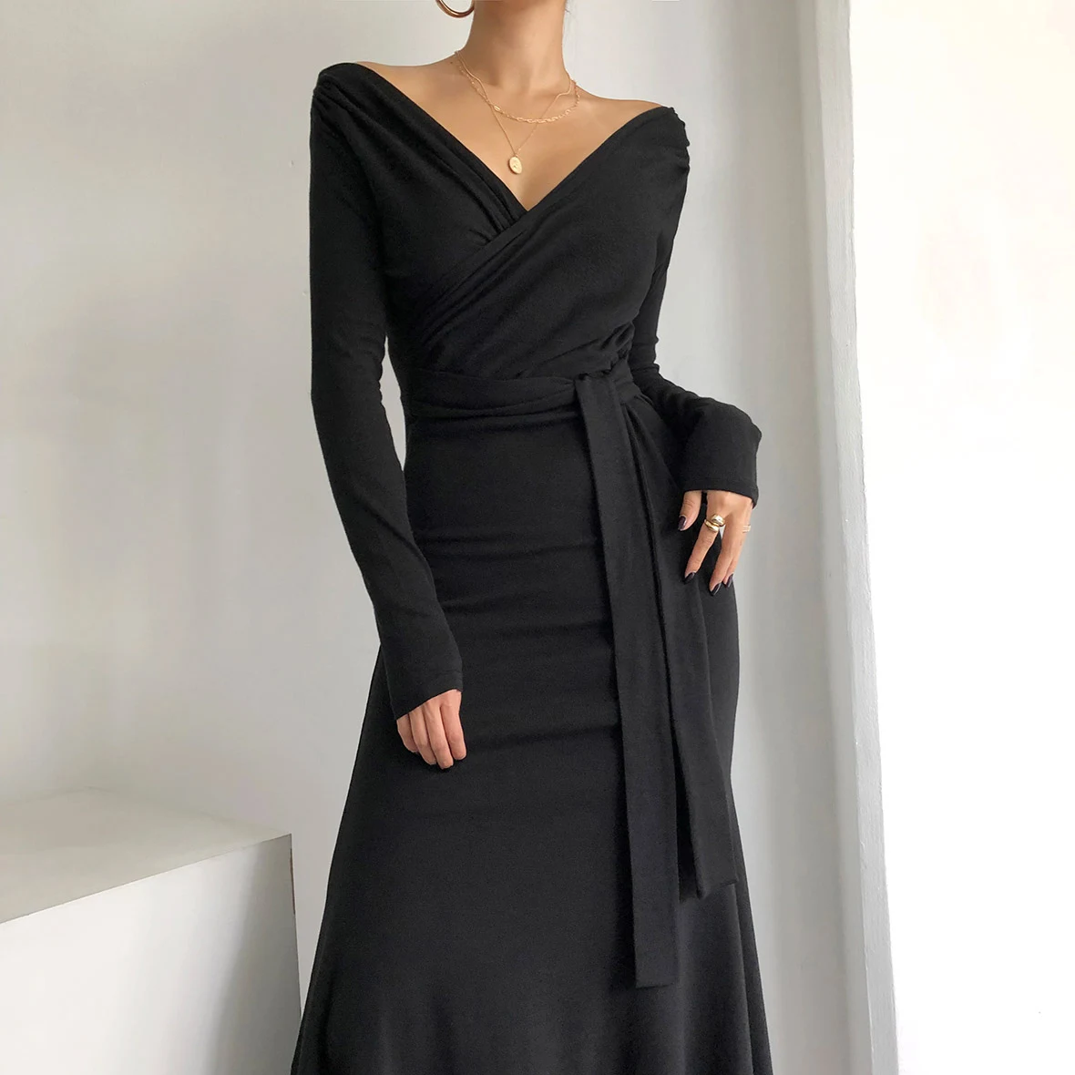 

Женское платье, новинка 2021, корейская мода, элегантное легкое однотонное платье для зрелых с глубоким V-образным вырезом и перекрестным узки...