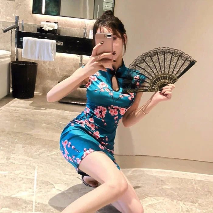 

Женское вечернее платье средней длины, с длинным рукавом