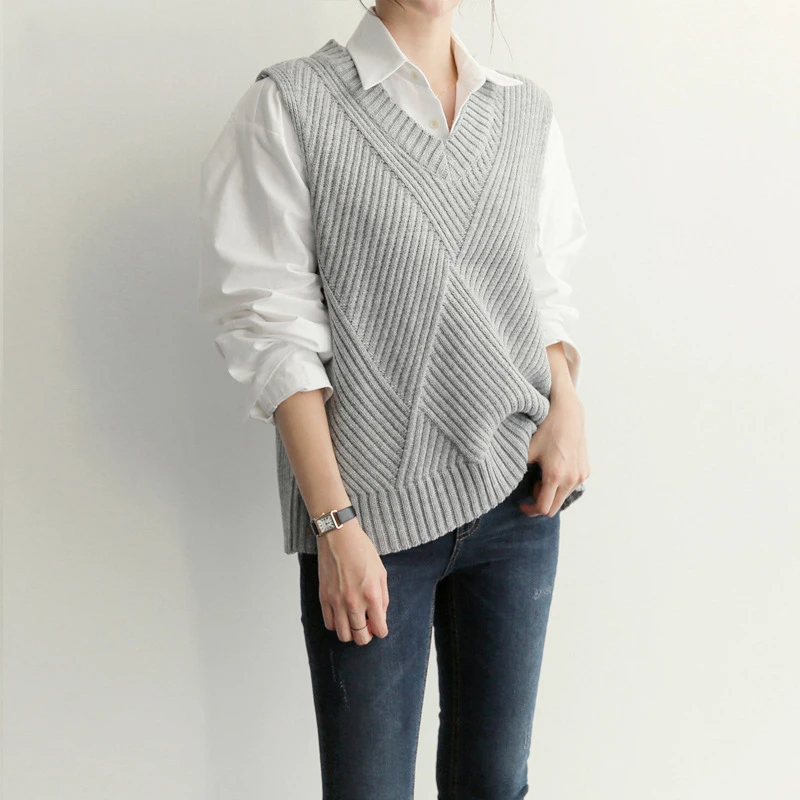 Женский трикотажный жилет с V образным вырезом в полоску| |