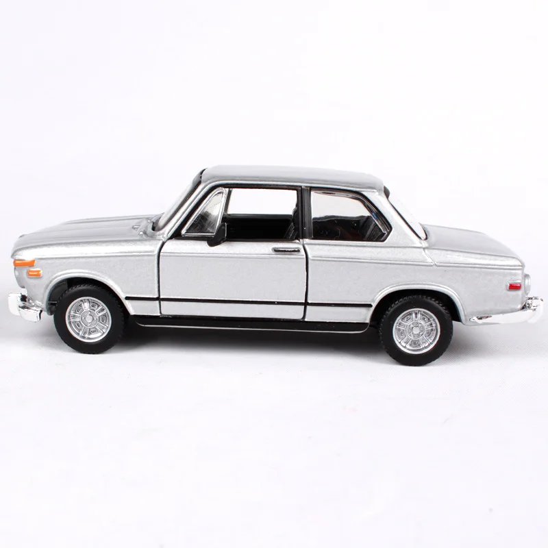 Bburago 1:32 1972 BMW 2002 Tii винтажная Автомобильная литая под давлением прозрачная витрина