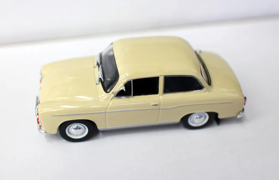 Модель автомобиля из сплава 1/43 полированная модель 105 классические старые товары