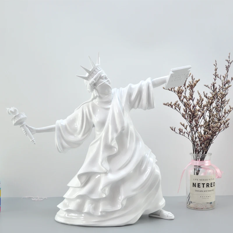 

Modern Art Statue of Liberty Throw Torch Riot of Liberty Fine Art London Art Fair Resin Sculpture Home Decor Best ornament
