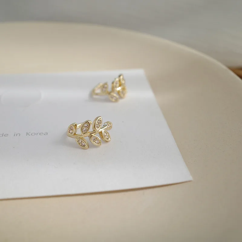 

2020 New Delicate Zircon Cute Metal Leaf Ear Clips For Women Fashion No Piercing Fake Cartilage Ear Jewelry