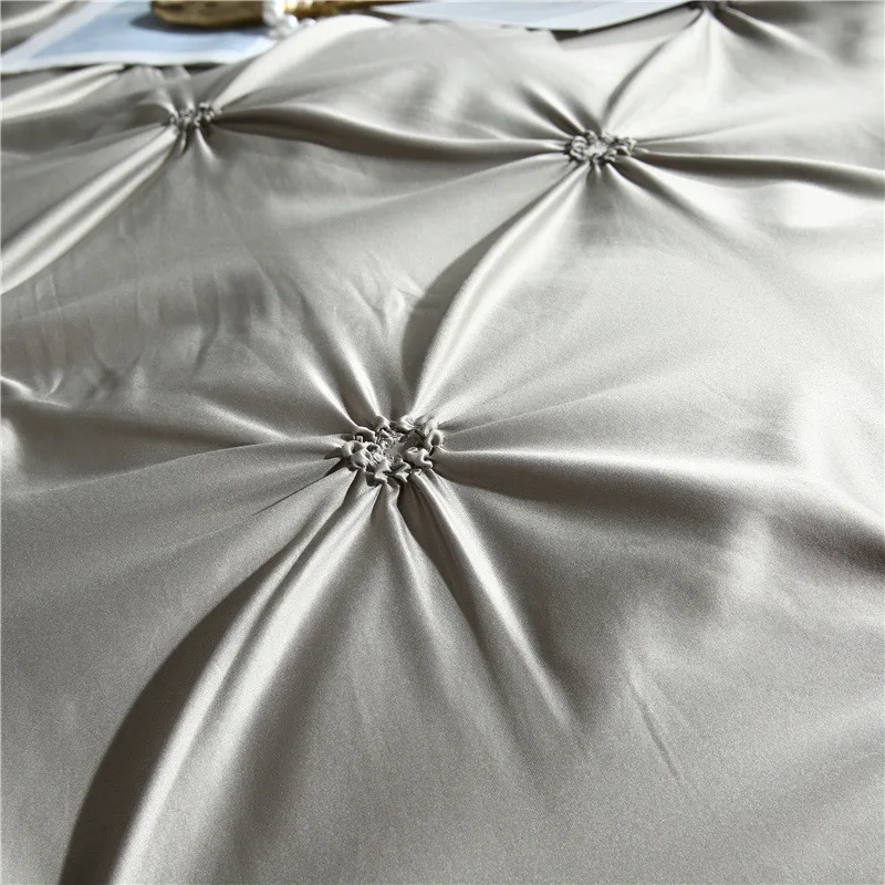 Набор постельного белья из шелка Denisroom Solid Color Linens, укомплектованный роскошным одеялом-накидкой, двуспальным покрывалом и комплектом простыней и одеял. Размер - "queen size".