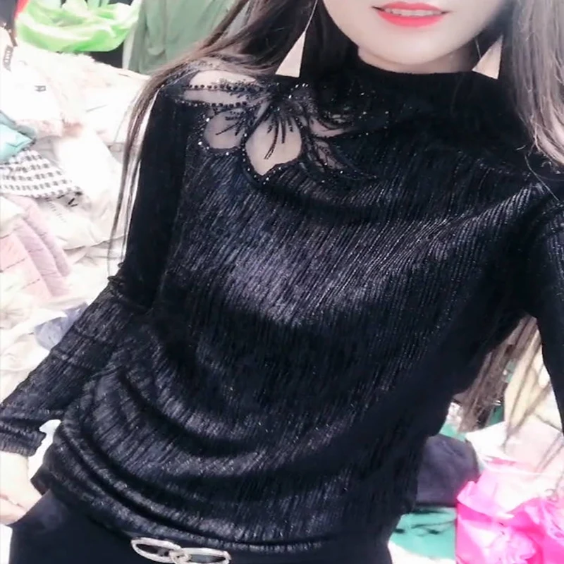 Женская футболка с высоким воротником черного цвета пышными плечами сетчатыми