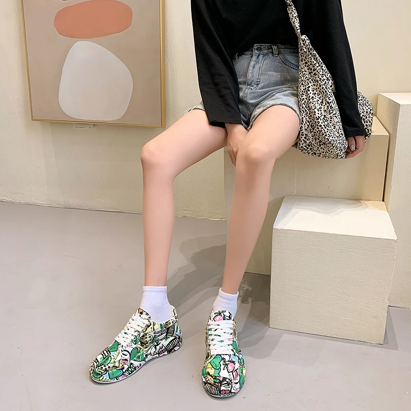 

Mixed Colors Shoes Woman 2021 All-Match Casual Female Sneakers Modis Round Toe Clogs Platform Flats New Cross Cute Small Creeper