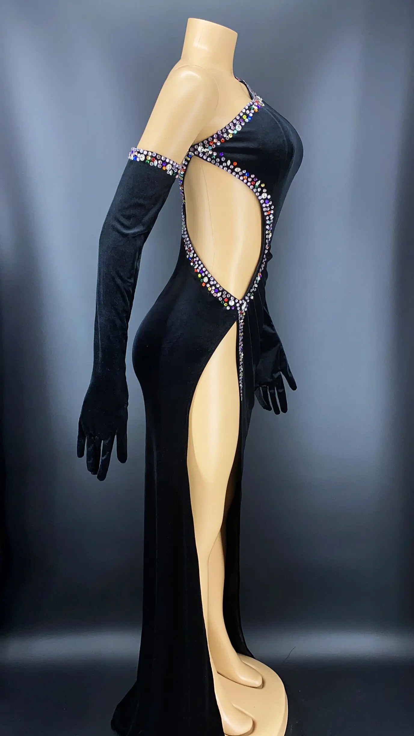 Черное длинное платье стразы с вырезами черные бархатные перчатки женские