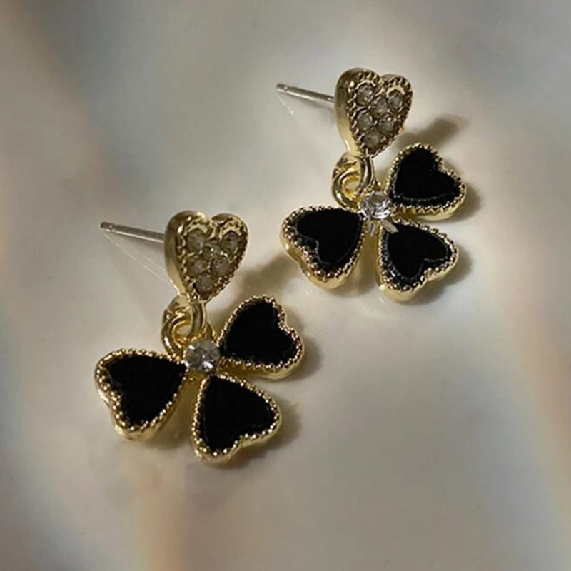 Корейские простые серьги с бриллиантами в виде четырех лепестков цветов