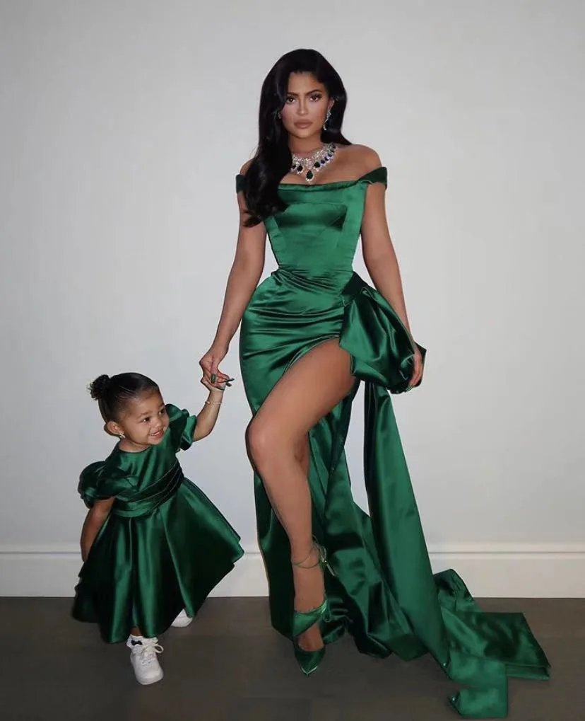 

2021 Sexy Off Shoulder Evening Dresses Kylie Jenner Celebrity Prom Gowns Side Slit Peplum Arabic Formal Party Dress
