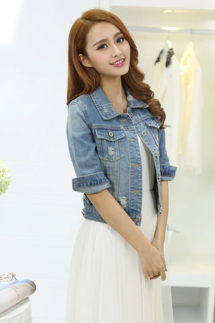 Женская укороченная джинсовая куртка большого размера светло голубая бомбер