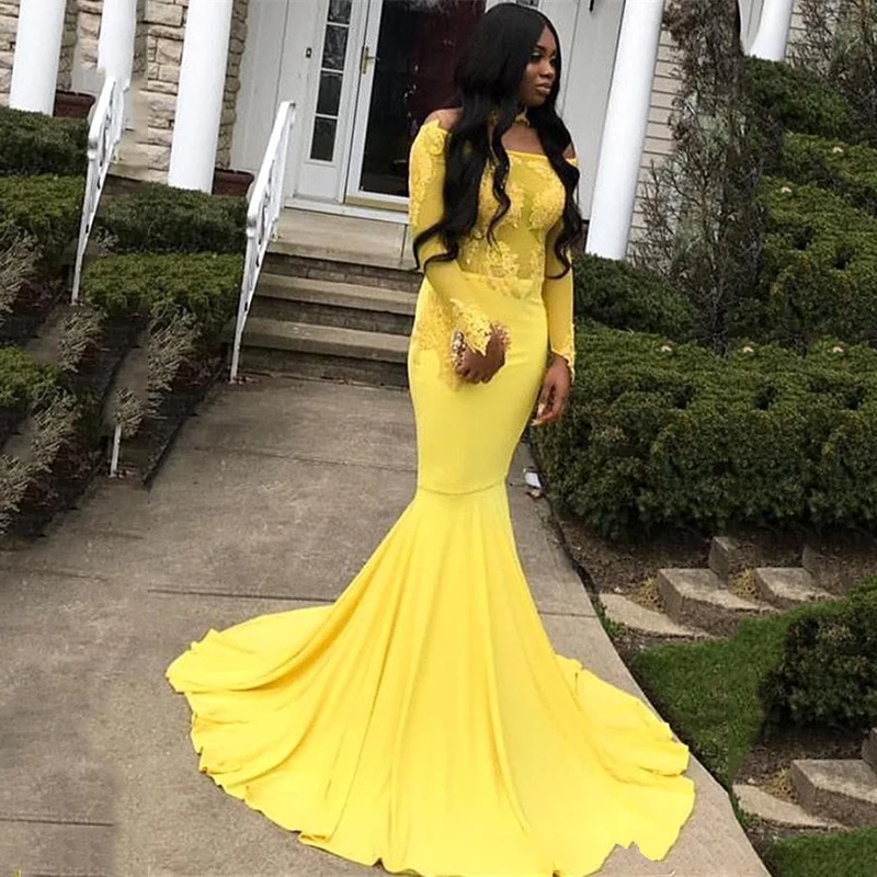 Женское длинное вечернее платье с аппликацией желтое атласное открытыми плечами