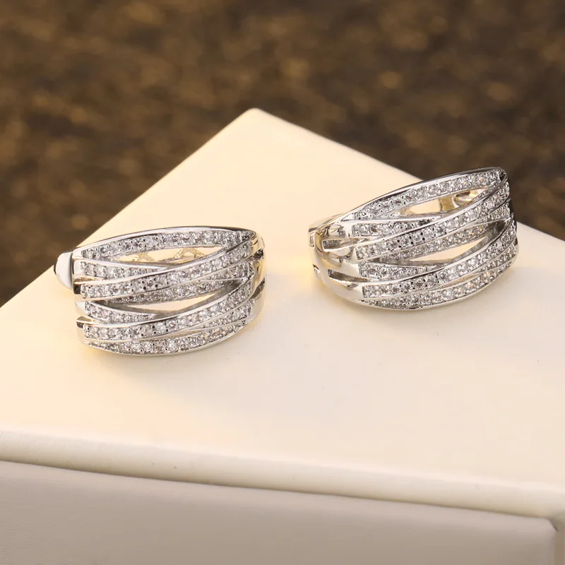 Серьги с крестом женские маленькие серьги кольца из белого золота кристаллами и