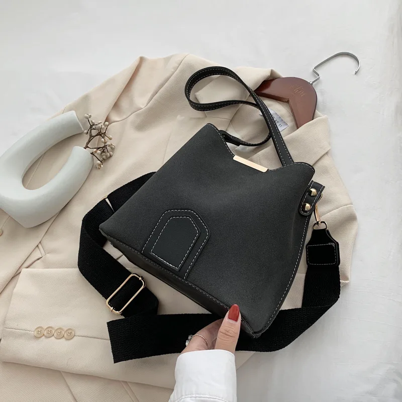 

Bucket bag 2021 new high-capacity female fashion joker frosted inclined shoulder bag