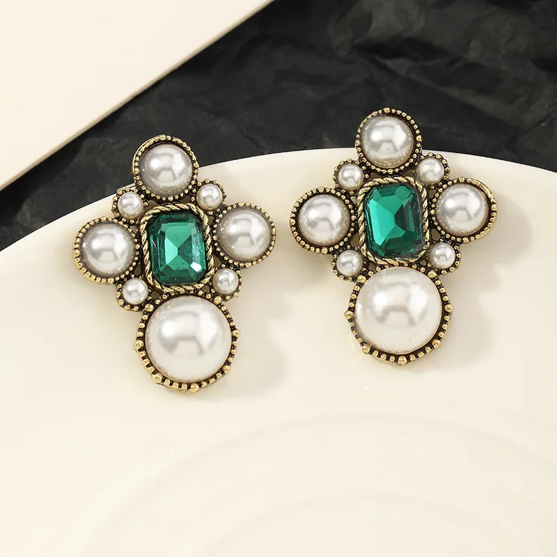 

Vintage Chic Imitation Pearl Exaggerate Stud Earrings Brincos Bijoux For Women Fine Fashion Green Crystal Earrings Party Jewelry