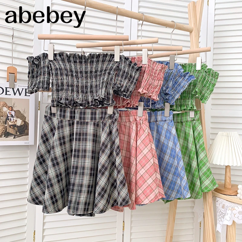 

Новинка лета 2021, модная универсальная плиссированная рубашка с открытыми плечами и воротником-лодочкой + узкие свободные клетчатые шорты с ...