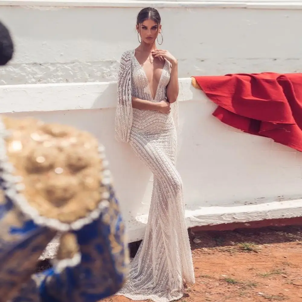 Женское вечернее платье русалка белое без рукавов с глубоким v образным вырезом и