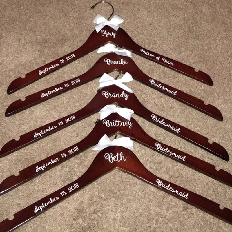 Персонализированные вешалки для свадьбы из дерева с лазерной гравировкой для платья жениха, пальто невесты, подарок для невесты на девичнике, подарок для подружек невесты.
