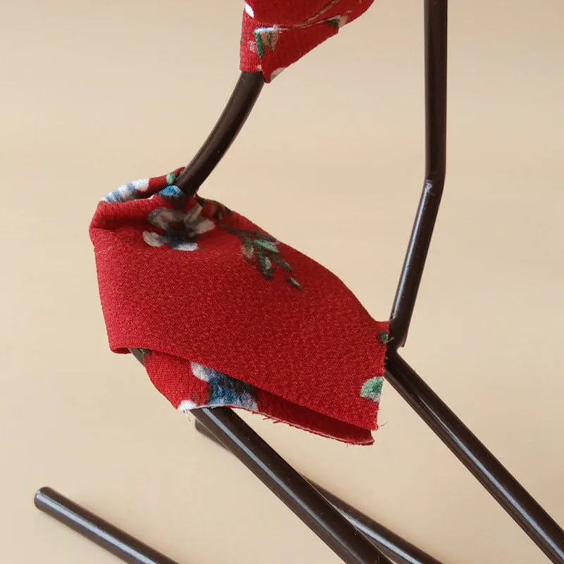 

Creative Wrought Iron Candlestick Human Figure Candlelight Dinner Candle Holder African Woman Ornaments Handmade Purple Sand