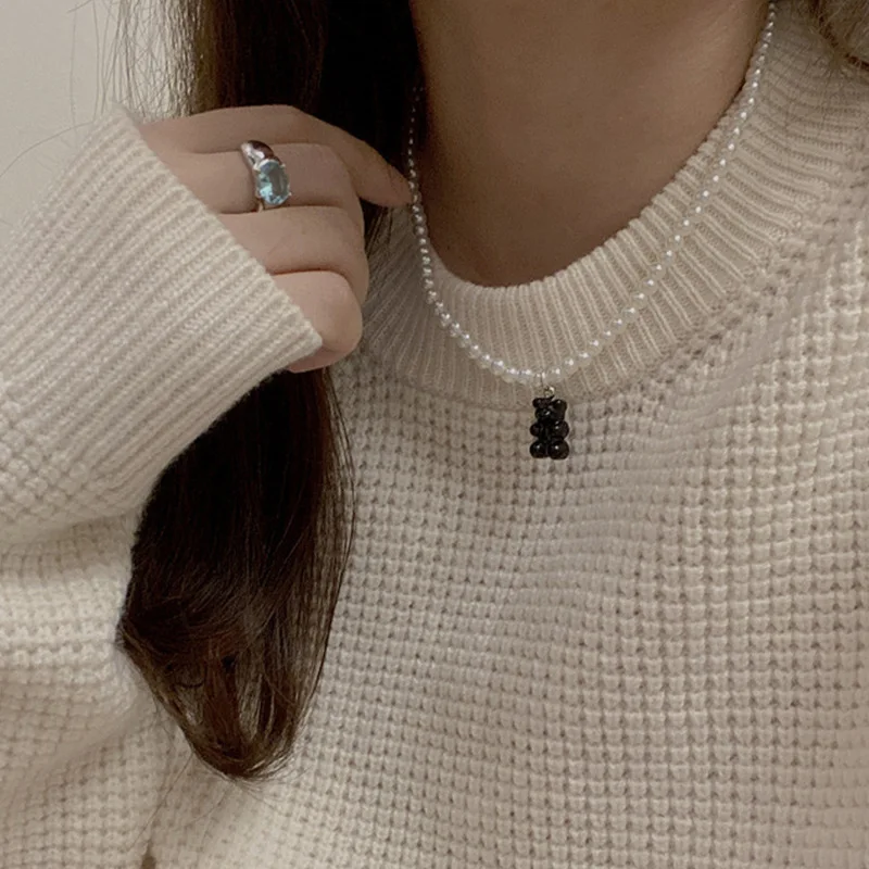 Ожерелье конфетного черно-белого медведя из смолы для женщин жемчужная цепочка