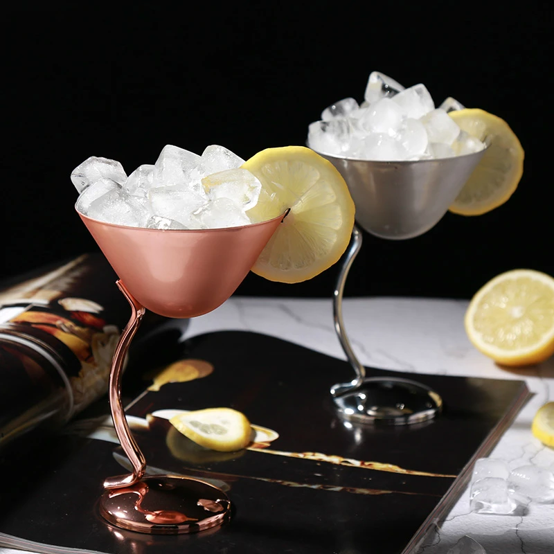Элегантный металлический бокал для мартини с изогнутой ножкой из нержавеющей