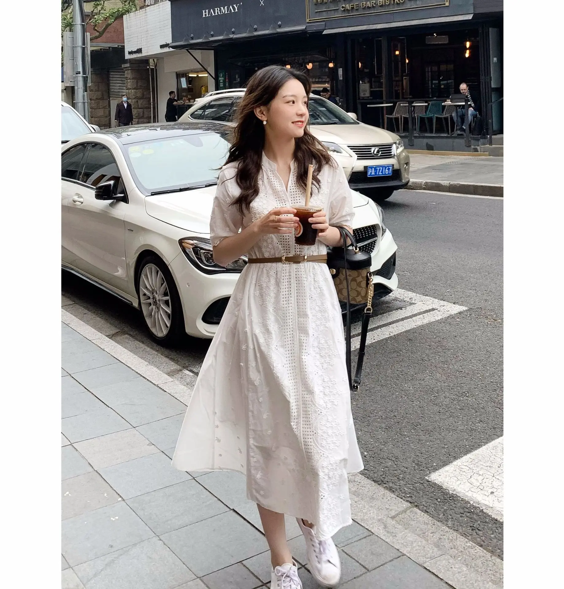

Soft French temperament heavy industry three dimensional embroidery V-neck with belt show thin white hollow out A-line dress