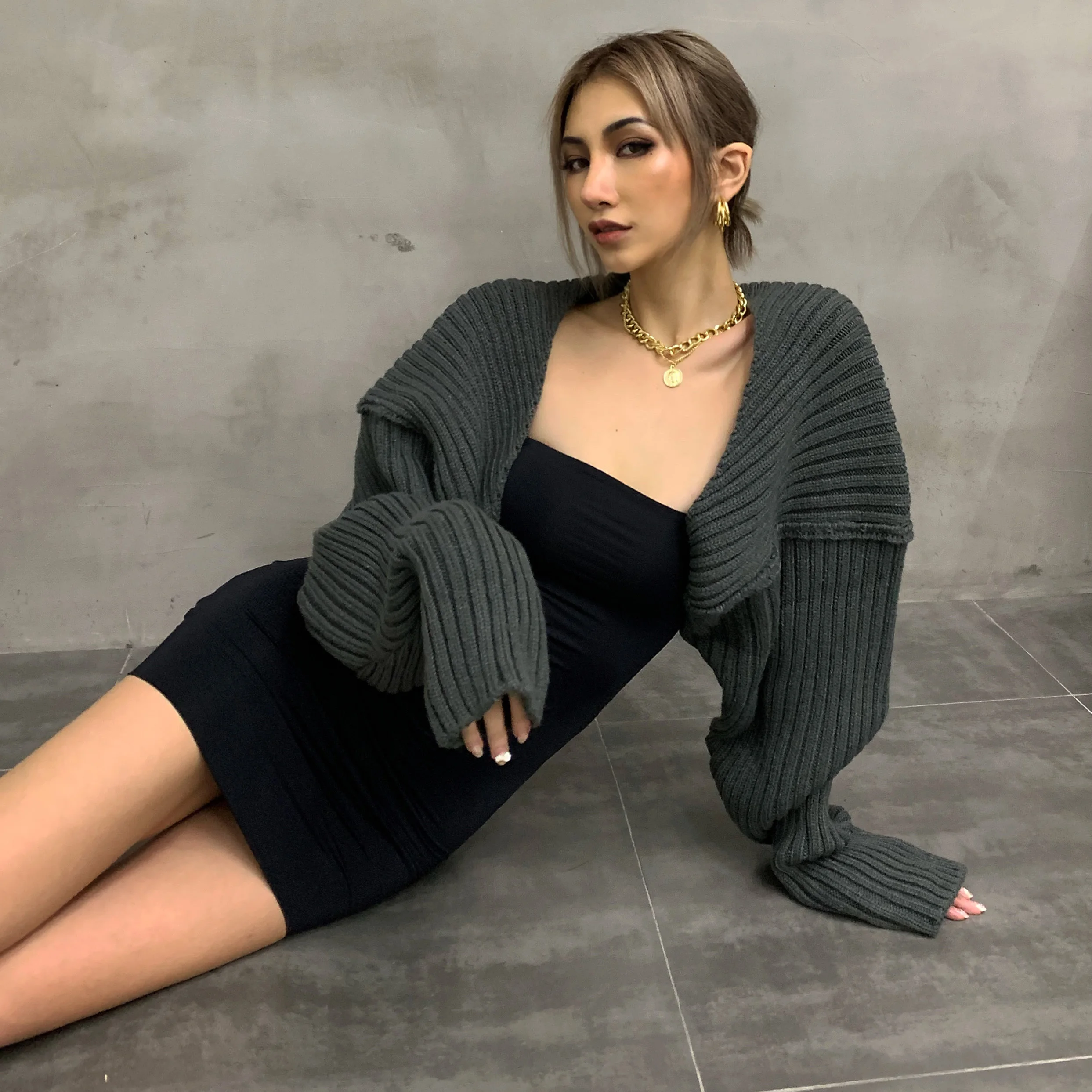 Женский трикотажный короткий кардиган с длинным рукавом черный серый| |