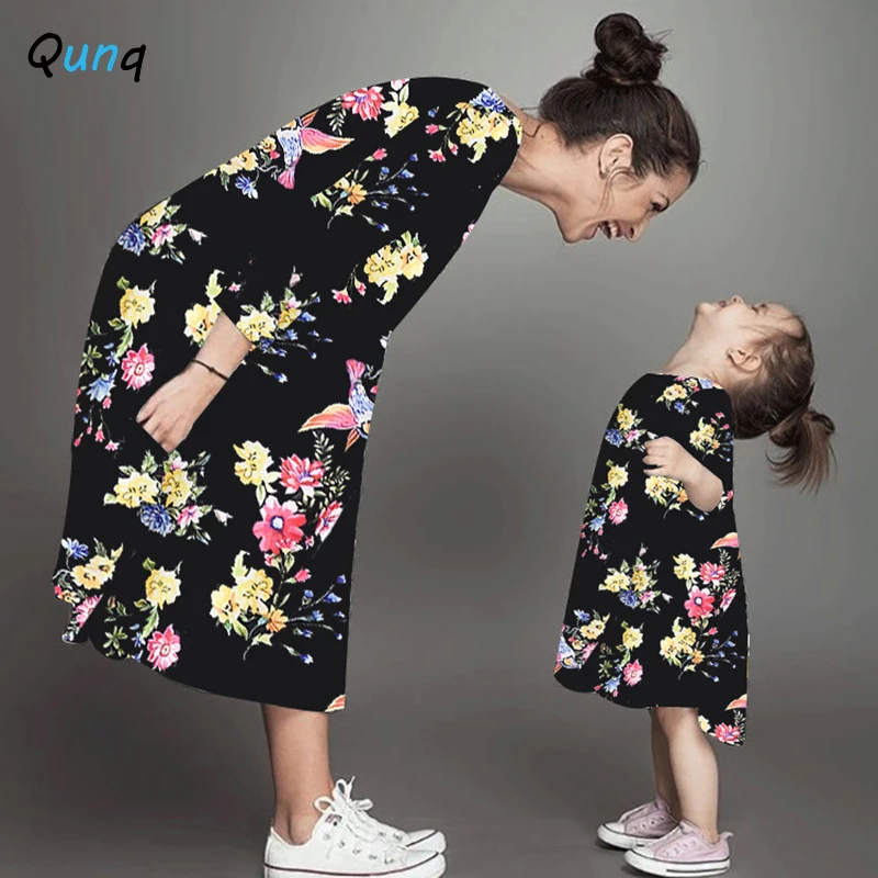 

Платье для матери и дочери Qunq, с длинным рукавом, на весну и осень, одинаковые наряды, с цветочным принтом, с круглым вырезом, повседневные же...