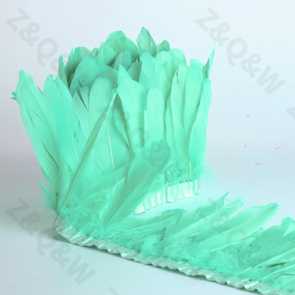 Гусиное перо окрашенная в книге лотоса зеленого цвета для того чтобы сделать 2