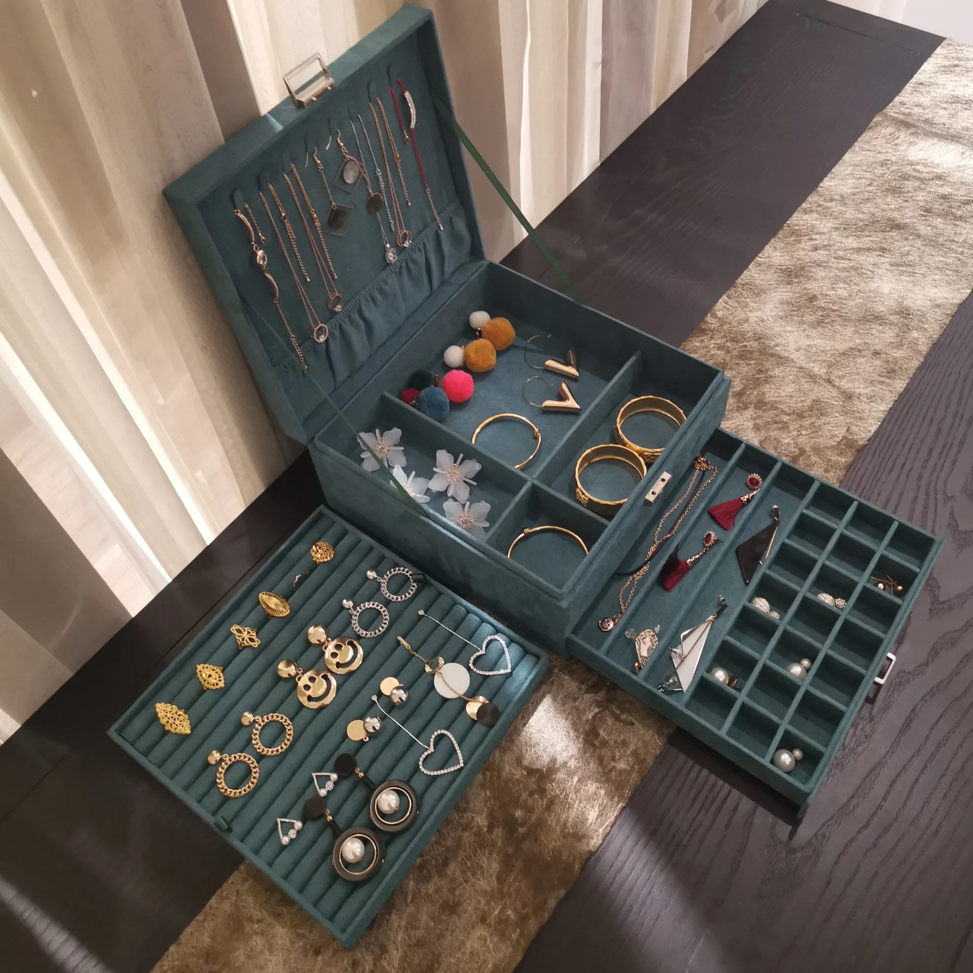 

New luxury jewelry box 3-layer large space storage box with lock for rings and necklaces Velvet jewelry box 4 colors