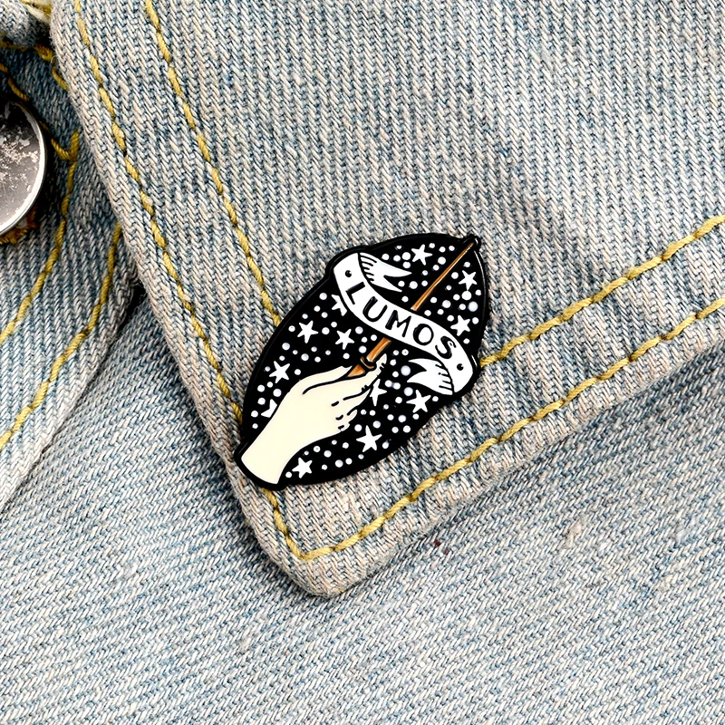 

Beautiful Star Shiny Men Women Enamel pin Rabbit Hand Badge Buttons Brooch Animal Lovers Denim Shirt Lapel pins For Friends Gift