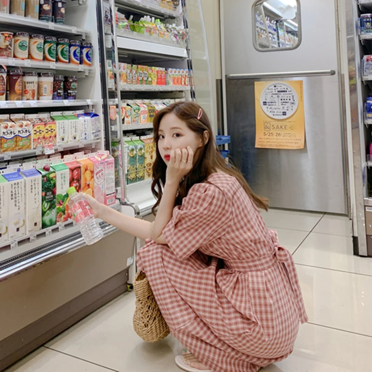 Женское длинное платье в клетку повседневное розовое с квадратным вырезом и