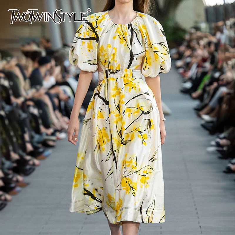 Женское платье с рюшами TWOTWINSTYLE черное круглым вырезом рукавами фонариками и