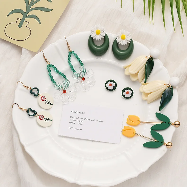 

French retro small fresh ins wind earrings acrylic hand-made personalized flower exaggerated earrings dark green earrings