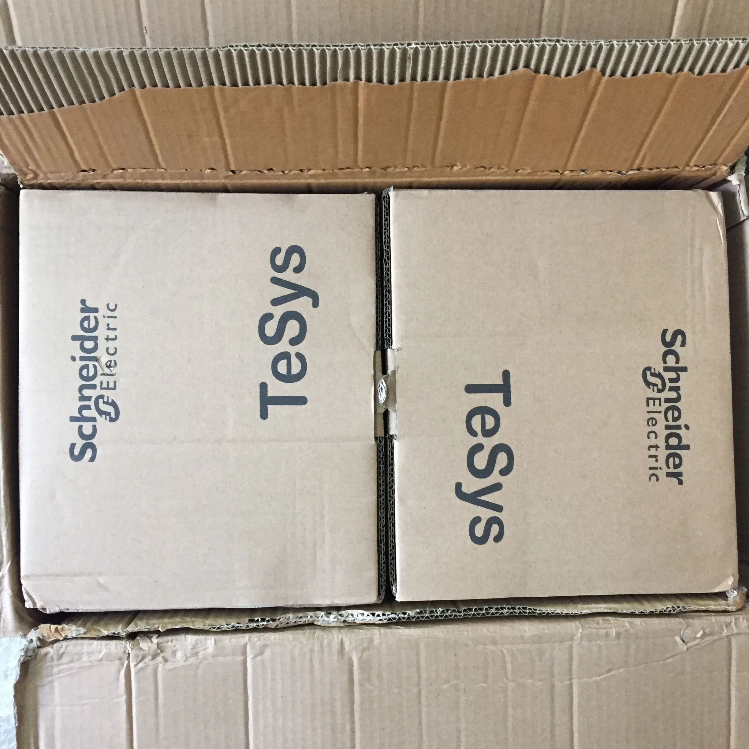 

LC1F330 AC contactor LC1F330BD 24VDC