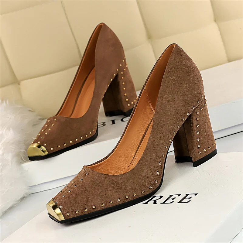 Женские замшевые туфли на квадратном каблуке лодочки желтого и черного цвета с