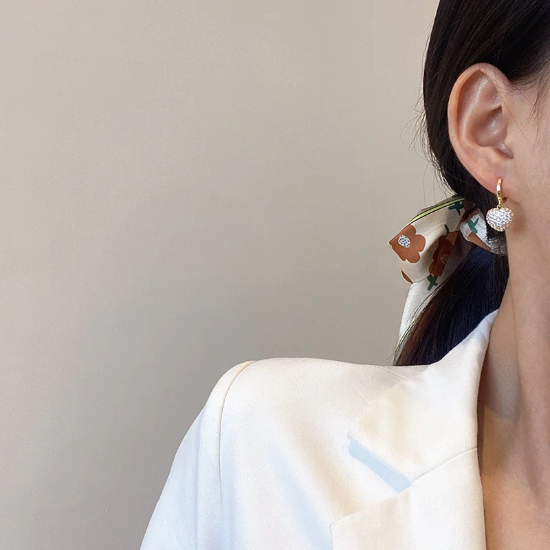 

Модные инкрустированные микро серьги Стразы из циркония для женщин золотого цвета персонализированные серьги для влюбленных простые серь...