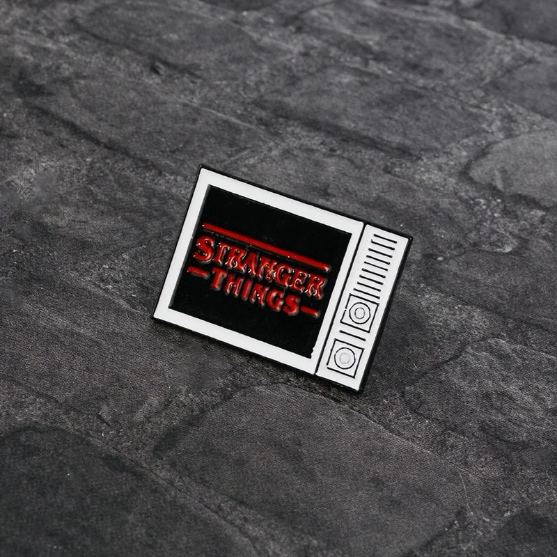 Одиннадцать вафельных странных вещей эмалированная шпилька для телевизора |