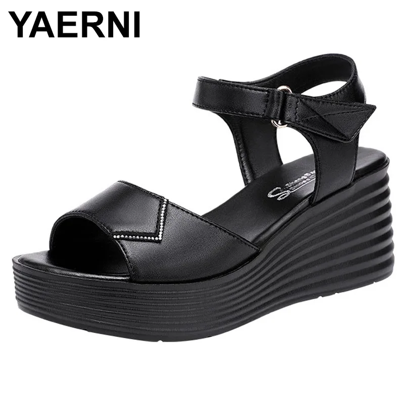 

Женские босоножки на танкетке YAERNI, повседневные кожаные сандалии на платформе и высоком каблуке, офисные босоножки белого цвета для лета, ...