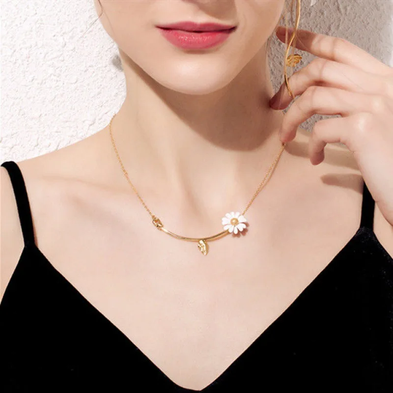 

New Fashion Daisy Flower Pendant Necklaces For Women Elegant Imitation Pearl Beads Choker Necklace Summer Boho Jewelry Gifts