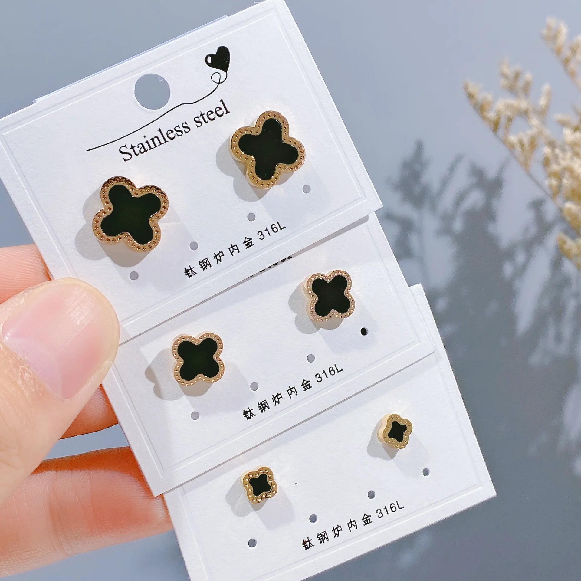 

Korean Female Earrings Black Four-leaf Clover Hypoallergenic Earrings Simple Wild Titanium Steel Earrings Women Acrylic Jewelry