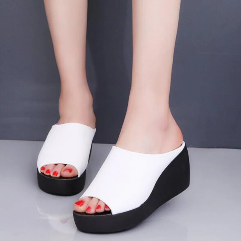 Женские шлепанцы на танкетке COVOYYAR черные/белые сандалии без застежки модель WSS816