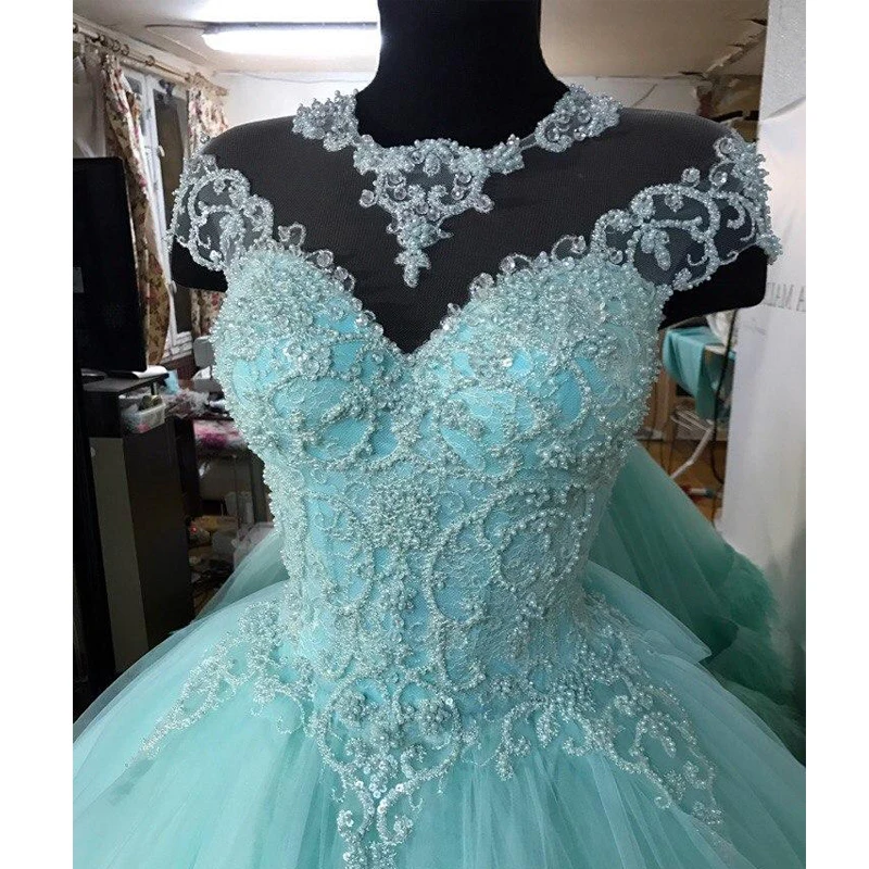 Glamorous Feather Tiered Skirt Prom Dresses O Neck Cap Sleeve Lace Appliques Special Occasion Dress Sweep Train Evening Gowns
