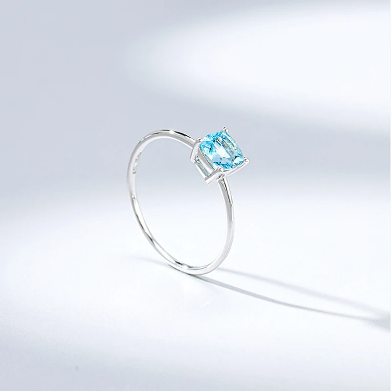 

Женское кольцо из серебра 925 пробы с фианитом, R010