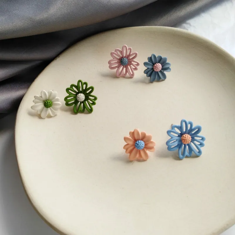 S925 маленькие свежие корейские серьги в виде цветка маргаритки асимметричные