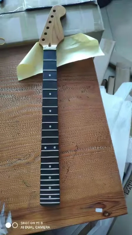 (Бракованная) электрогитарная рукоятка Канадский кленовый лес Strat Neck 22 Fret Light -