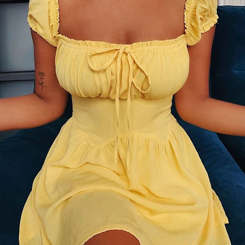 

Женское летнее платье с квадратным вырезом, коротким рукавом-фонариком и высокой талией