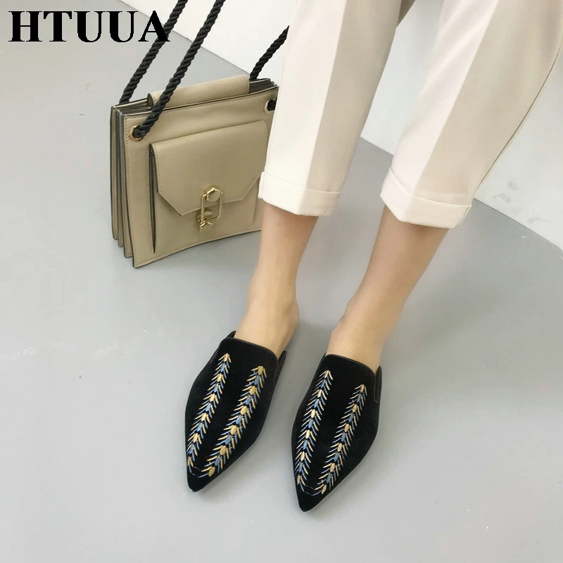 HTUUA/Туфли-сабо из флока с цветочной вышивкой; Женская Осенняя пикантная обувь черного цвета на небольшом квадратном каблуке; слипоны с острым носком; SX3338