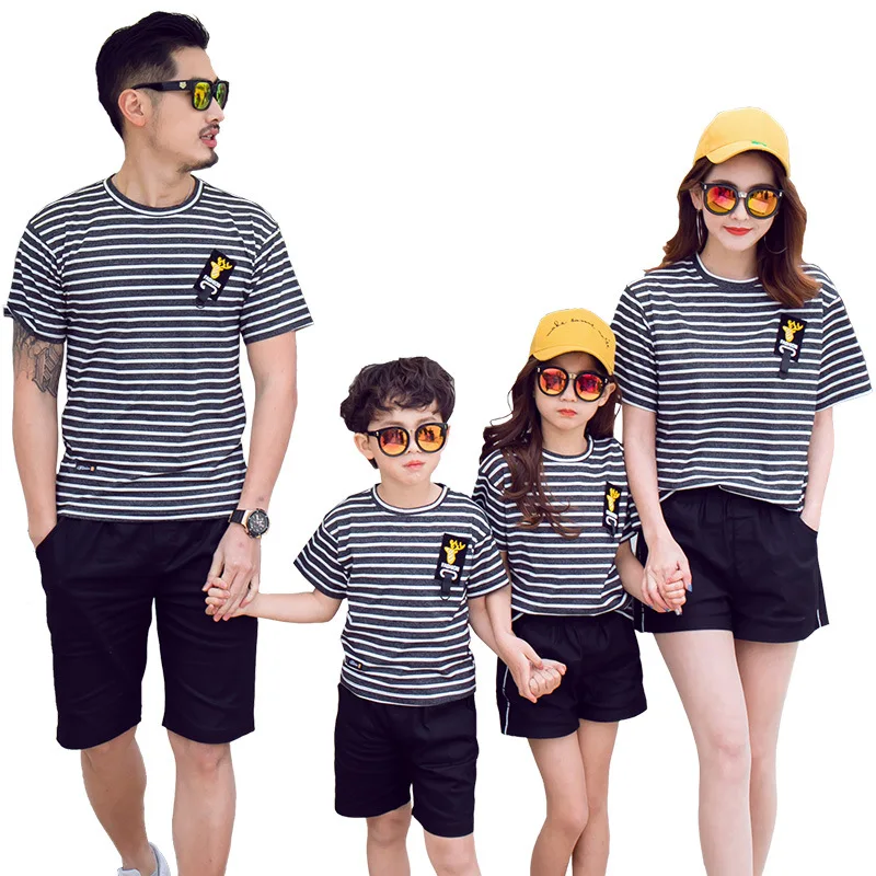 Летние Семейные одинаковые рубашки в полоску наряды мама мальчик девочка одежда