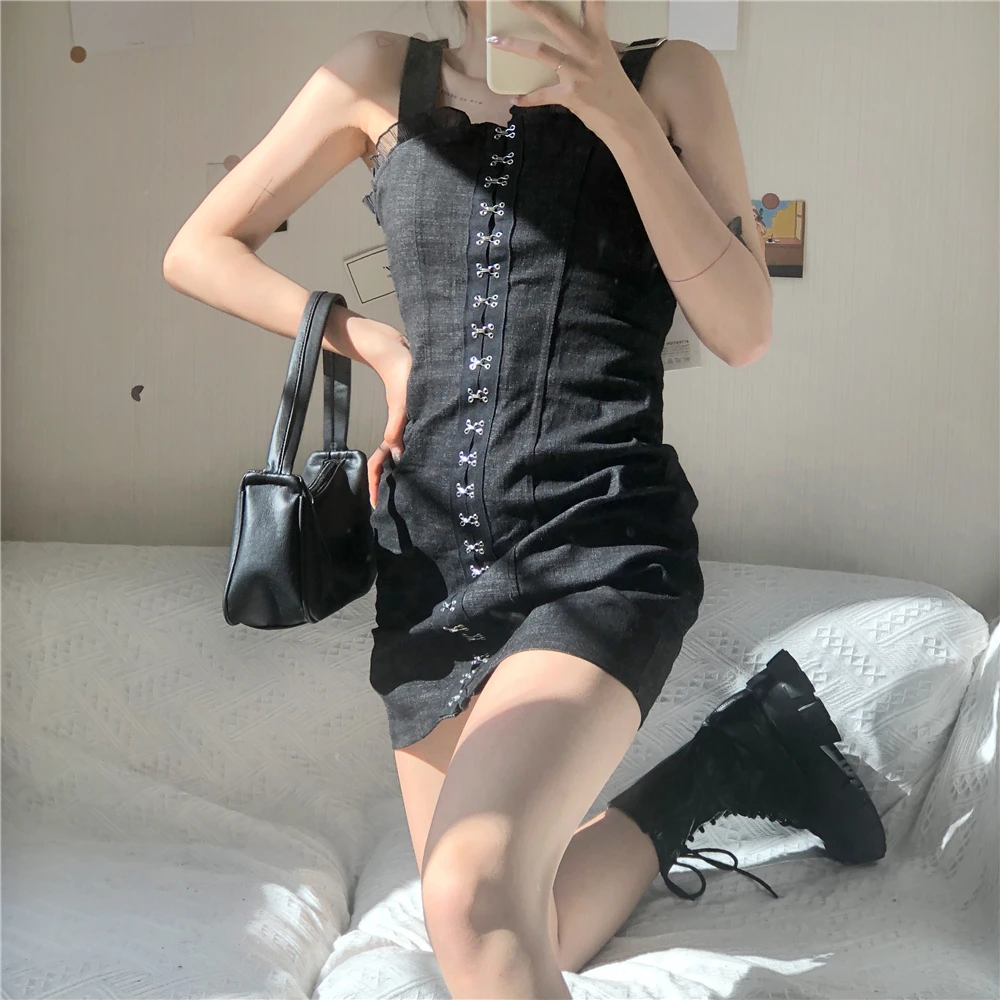 Женское облегающее джинсовое платье черное на бретельках с рюшами и крючком в