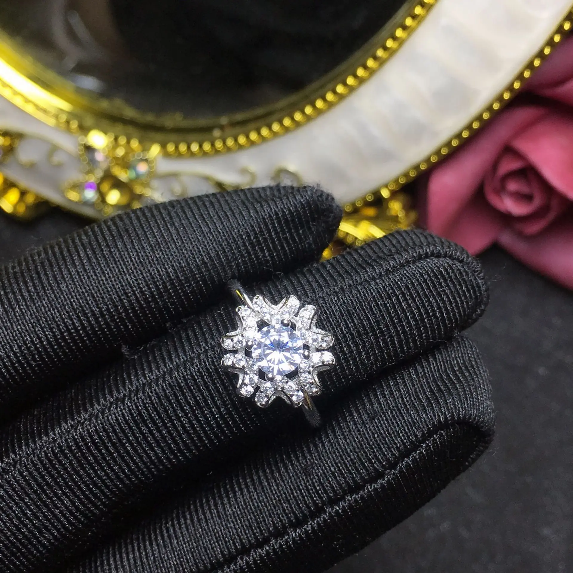 Круглое серебряное кольцо с муассанитом 1.00ct D VVS роскошное женское